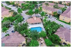 Building Photo - 3 br, 2.5 bath Townhome - Village Walk