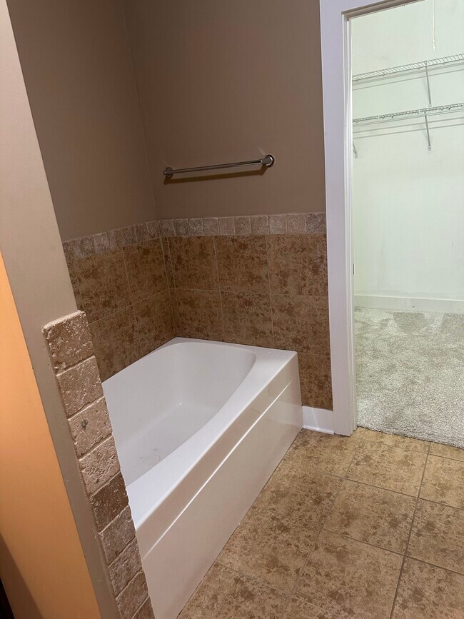 Baño principal - 141 Singapore Cir