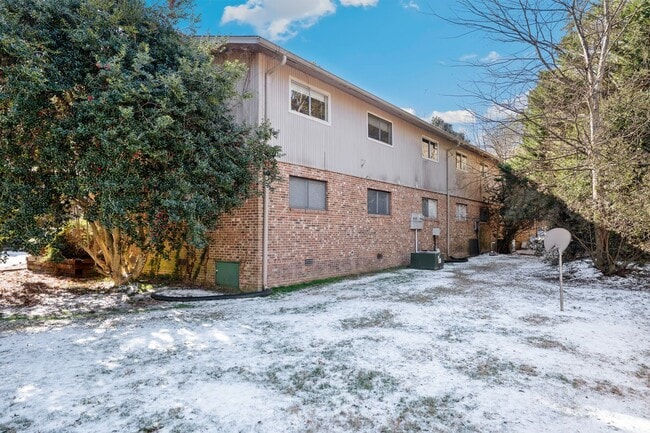 Building Photo - Two bedroom updated paint, carpet washer/dryer included in unit - Immediate Move In