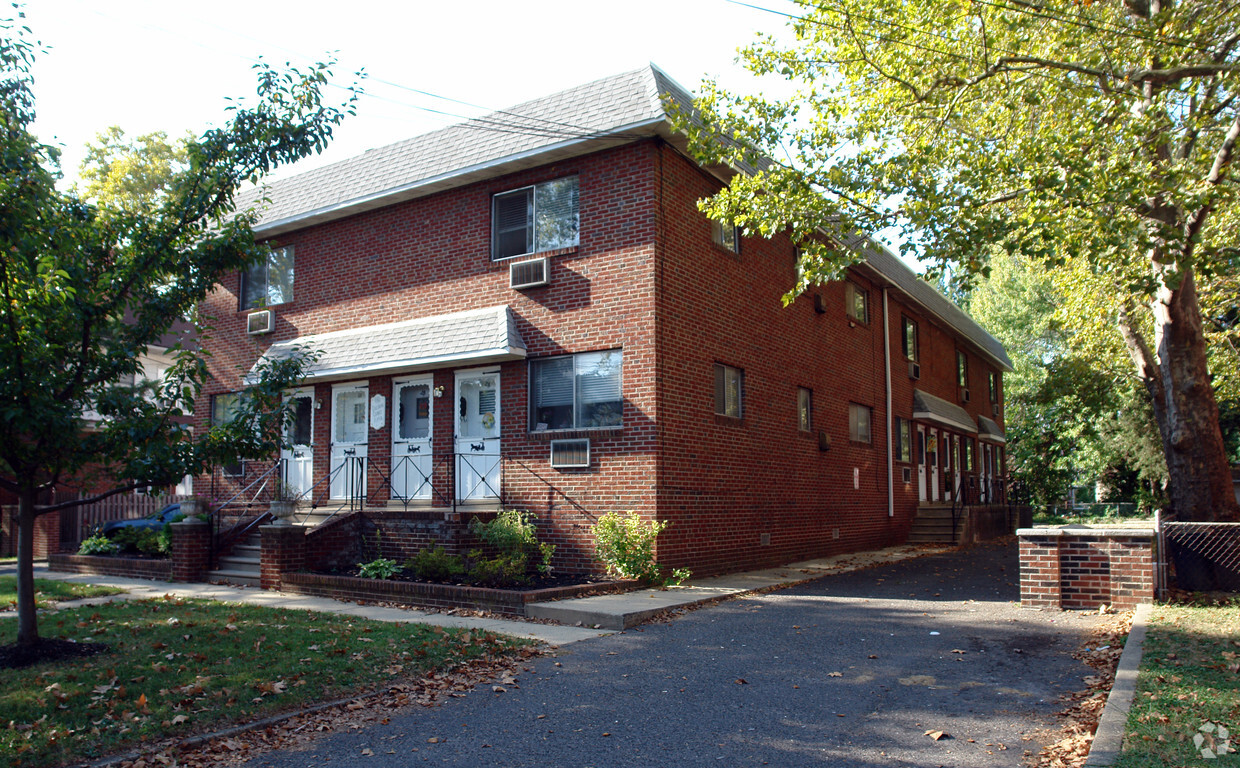 Building Photo - Collins Court Apartments