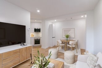 Building Photo - 5530 Ch De La Côte-Saint-Luc