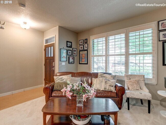 Building Photo - Amazing Location in NW Portland! Gorgeous 2 BD Townhome in Arbor Parc!