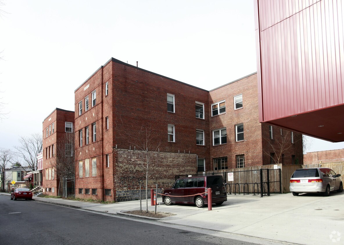 Foto del edificio - 809-811 Otis Pl NW