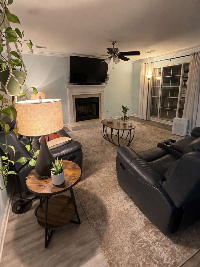 Foto del edificio - 4BD Home in Heart of Mt. Pleasant- Center Lake