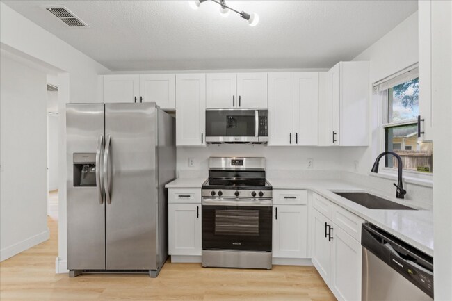 Building Photo - 311 Pine Tree Dr