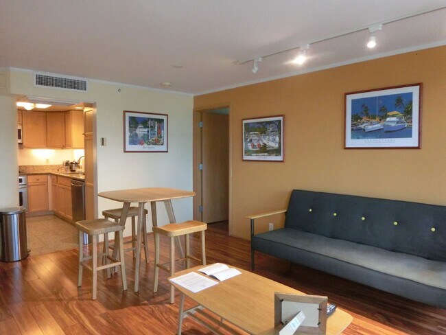 Foto del edificio - Luxury 2 Bedroom 2 Bath Fully-Furnished Condo: Waikiki Landmark