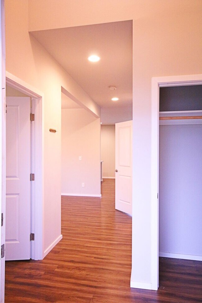Building Photo - Spacious move in ready 5+bedroom 2.5-bathr...