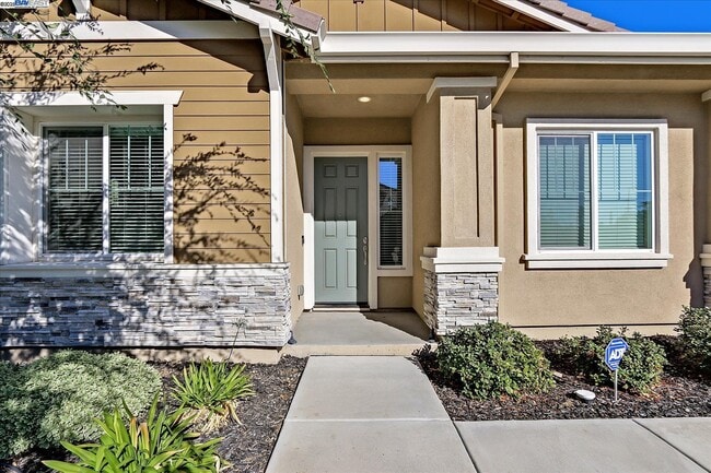 Building Photo - 1610 Chestnut Ct