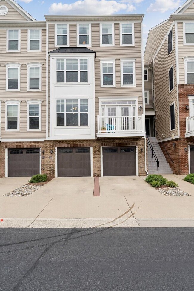 Building Photo - 42227 Canary Grass Square