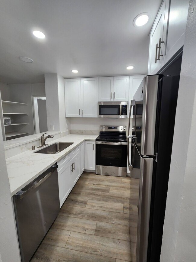 Building Photo - 2BD/2BA Condo in The Plaza Community - MOV...