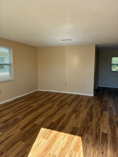 Foto del edificio - 823 Winter Garden Dr