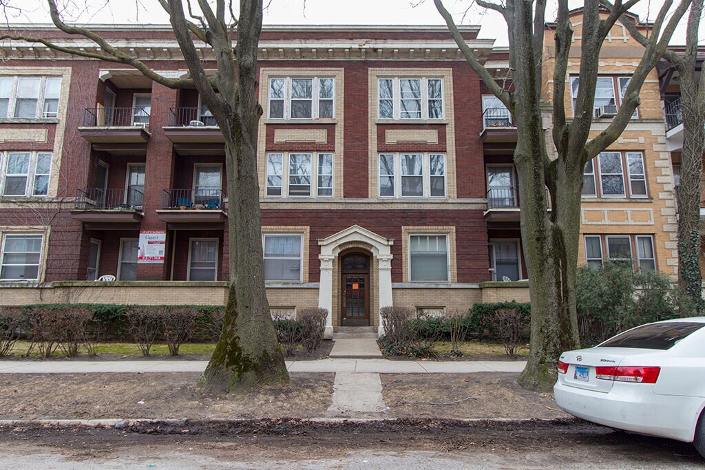Primary Photo - 645 W Buckingham Pl