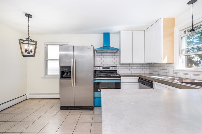 Building Photo - 17 Boulanger Ave