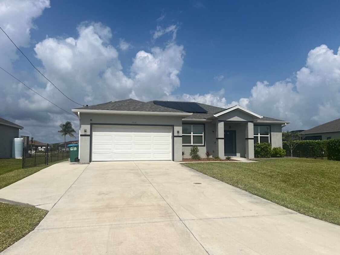 Foto principal - Stunning furnished Pool Home for Rent in N...
