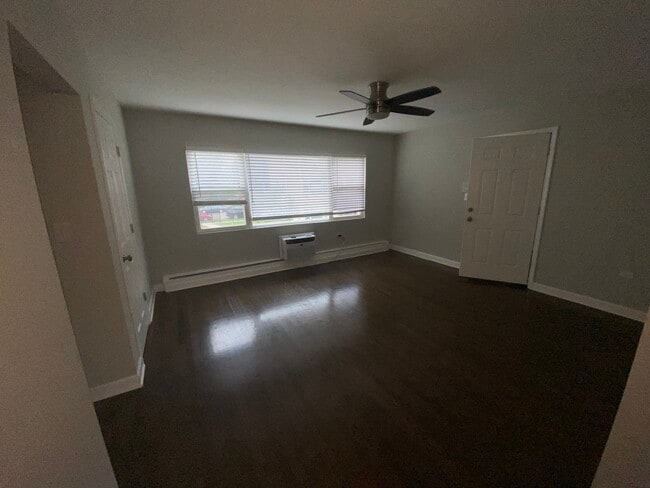 Building Photo - 1324 W Sherwin Ave