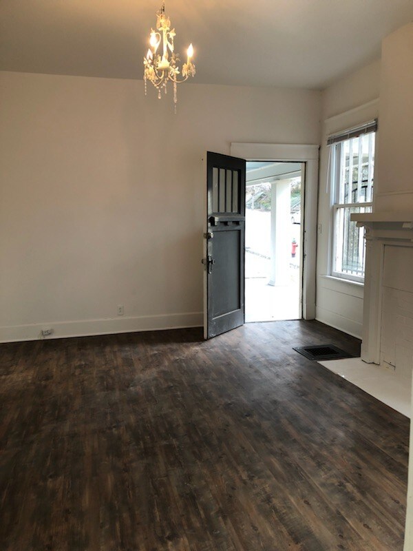 Building Photo - 3106 Vanderbilt Pl
