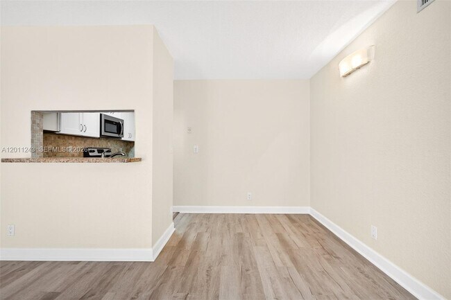 Foto del edificio - 1028 Twin Lakes Dr