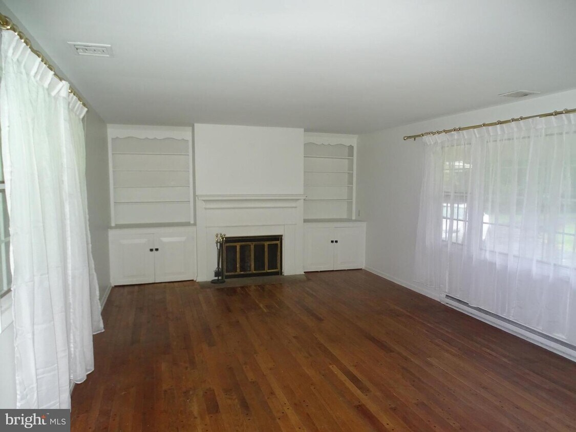 Primary Photo - 449 W Street Rd