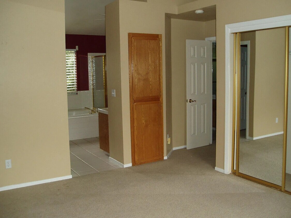 Foto del edificio - 1763 E Goshen Ave