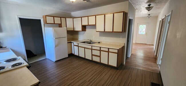 Foto del edificio - ALL PROSPECTIVE TENANTS MUST SUBMIT A $58 ...