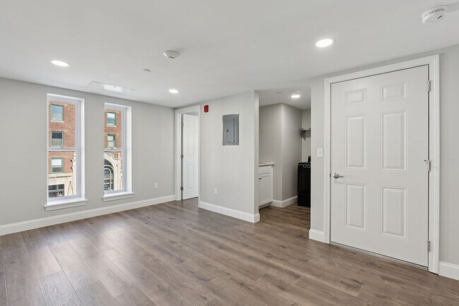 Foto del edificio - "610" on Congress St.-Newer Studio apt with 1 Bath $1,470.00 Heat & H20 included