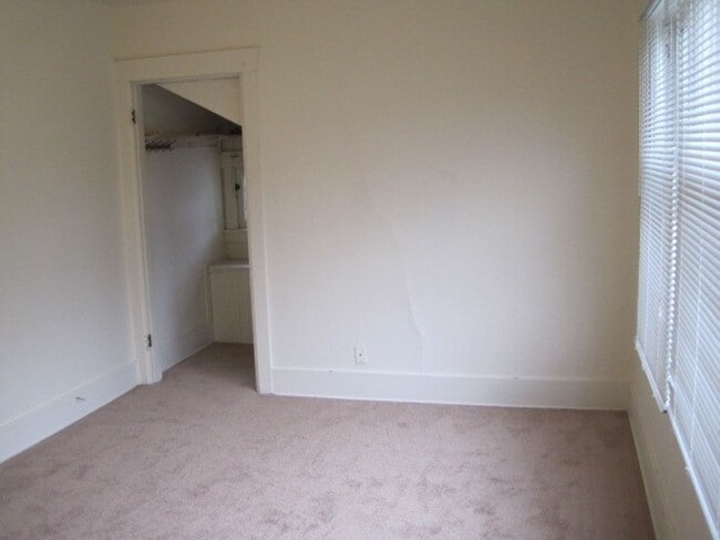 Building Photo - Live in Wallingford and Be Close to Everything!