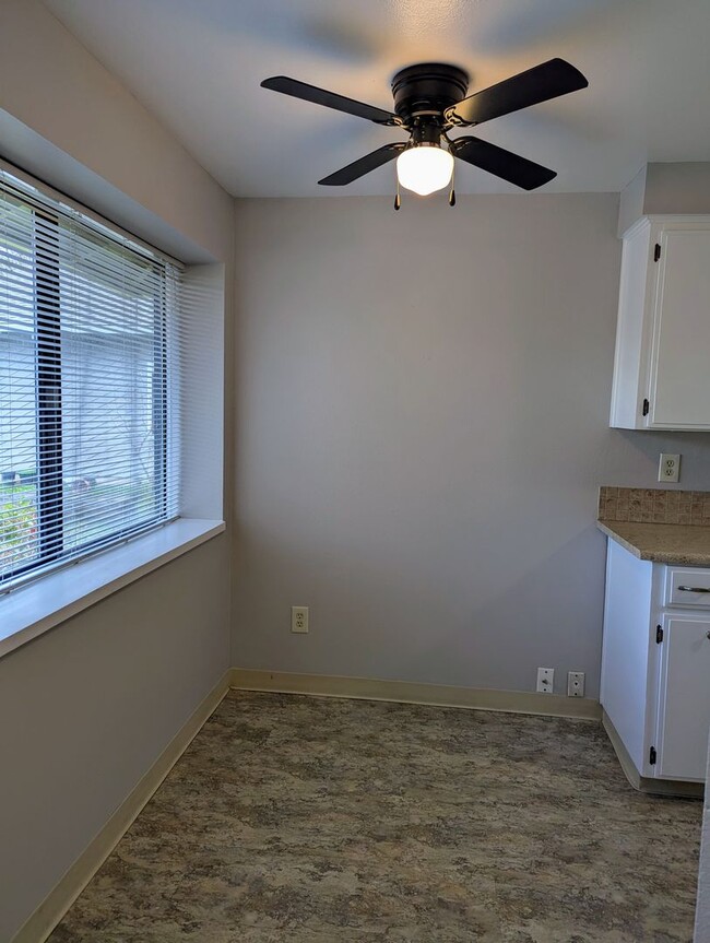 Building Photo - $100O  OFF  1ST  FULL MONTH'S  RENT IF  MO...
