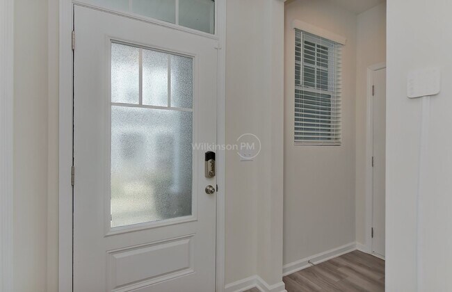 Building Photo - Charming End Unit 3BD/2.5BTH Townhome in P...