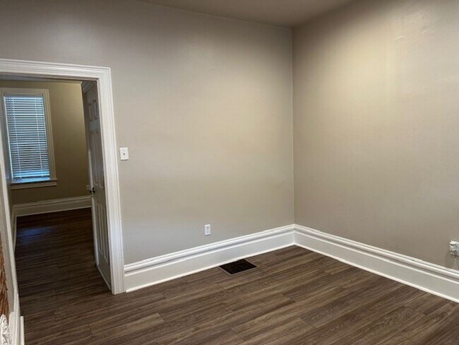 Building Photo - 3 Bedroom 1 Bath PLUS Bonus Room on 2nd Fl...