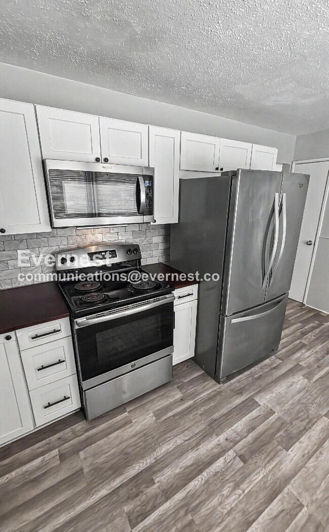 Foto del edificio - 2380 Grassland Dr