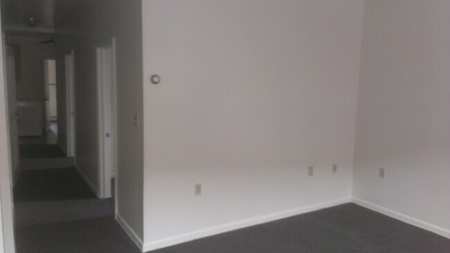 Building Photo - 162 River St
