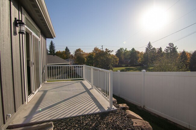 Building Photo - 2 Bed 2 Bath Single level home in Gated pr...
