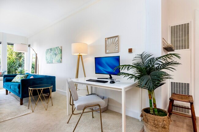 Espacio de trabajo dedicado con escritorio, monitor e internet de fibra óptica disponible hasta 7 Gbps para trabajo remoto. - 2221 Ocean Ave
