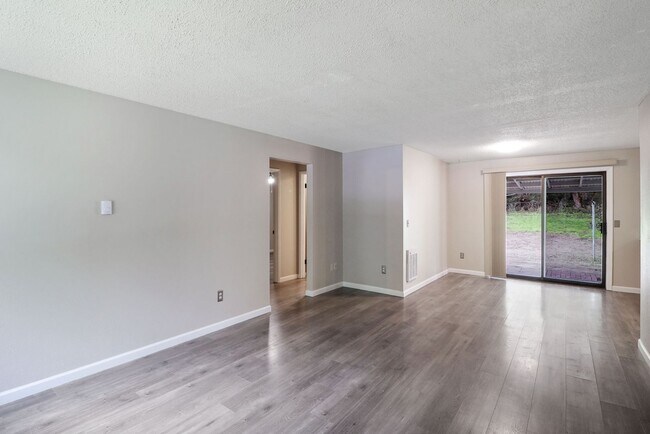 Foto del edificio - 2 Bed 1 Bath - Garage - Storage Shed - Pet Friendly - NAS Whidbey