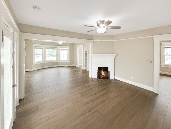 Building Photo - Charming 2BD/1BA Condo in University Heigh...