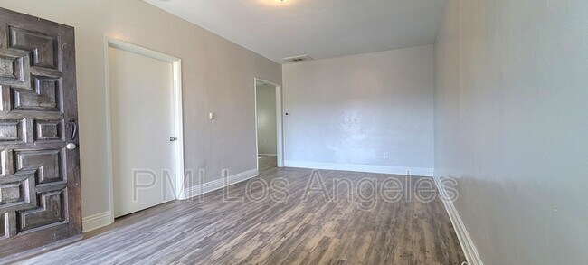 Foto del edificio - 3224 E 2nd St