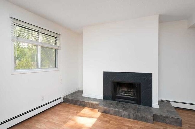 Building Photo - 1 Bed 1 Bath Unit in Edmonton, AB