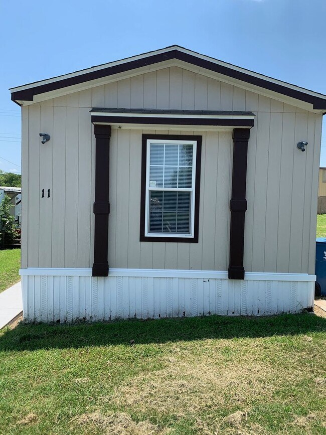 Building Photo - 3 bedroom 2 bath