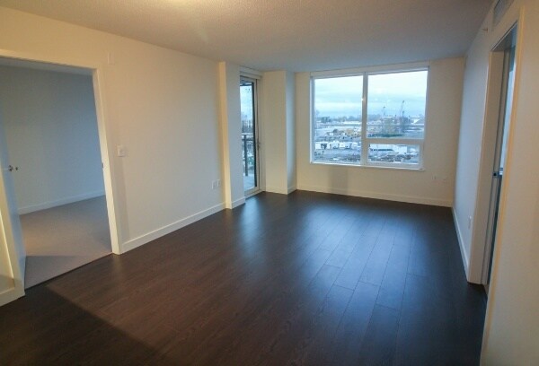 Photo du bâtiment - 909-8833 Hazelbridge Way