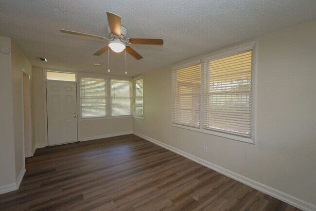 Building Photo - 902 Ridgewood Dr