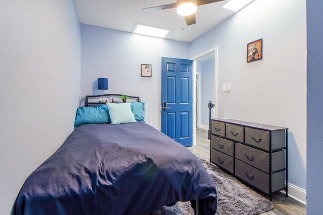 Dormitorio - 1614 E 28th St