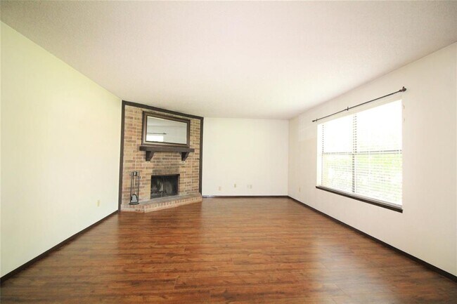 Building Photo - 5737 Valley Mills Dr