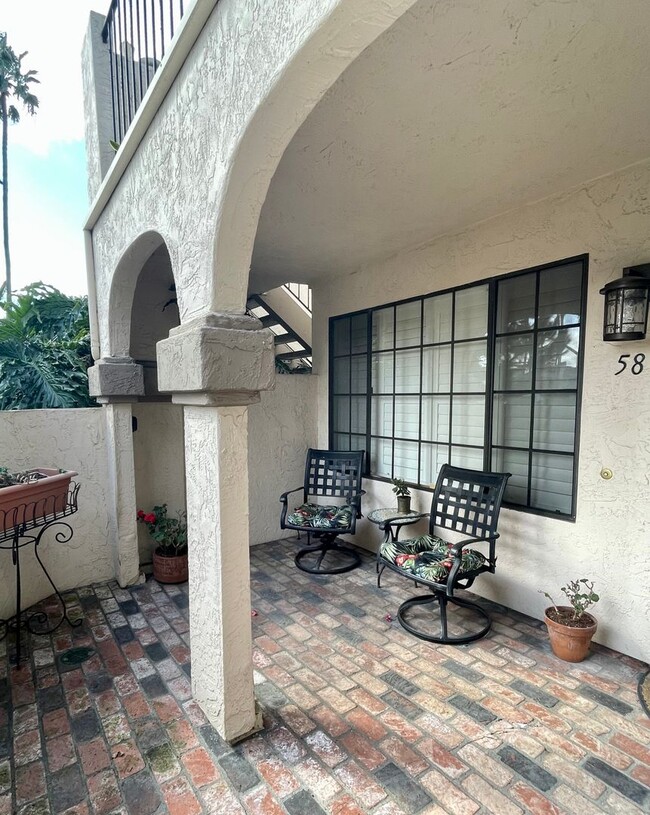 Foto del edificio - Impressive, 2 BD/2BA, condo with 2 car gar...