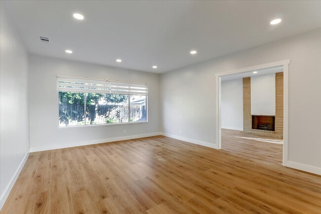 Building Photo - 1471 La Paz Ct