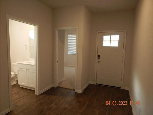 Building Photo - 705 Mais Dr