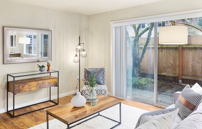 Foto del edificio - 3 Bed, 1.5 Bath, Remodeled Townhome is Ava...