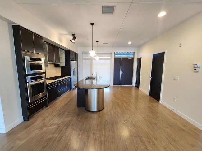 Foto del edificio - Exceptional Two Level 3 bedroom Condo in upscale Luxe Lofts