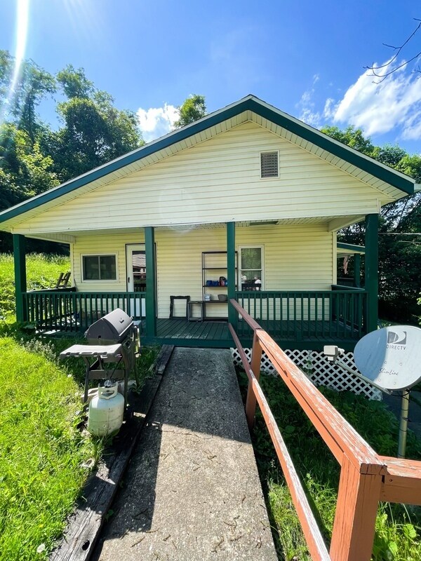 1219 1/2 Tweed Ave, Steubenville, OH 43952 House for Rent in