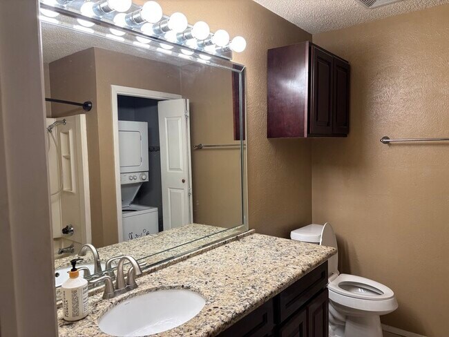 Foto del edificio - 2428 Forest Brook Ln