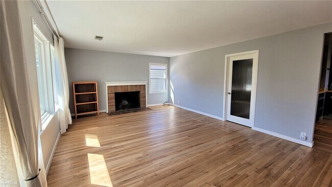 Building Photo - 3 br, 2 bath House - 1230 Roosevelt Avenue